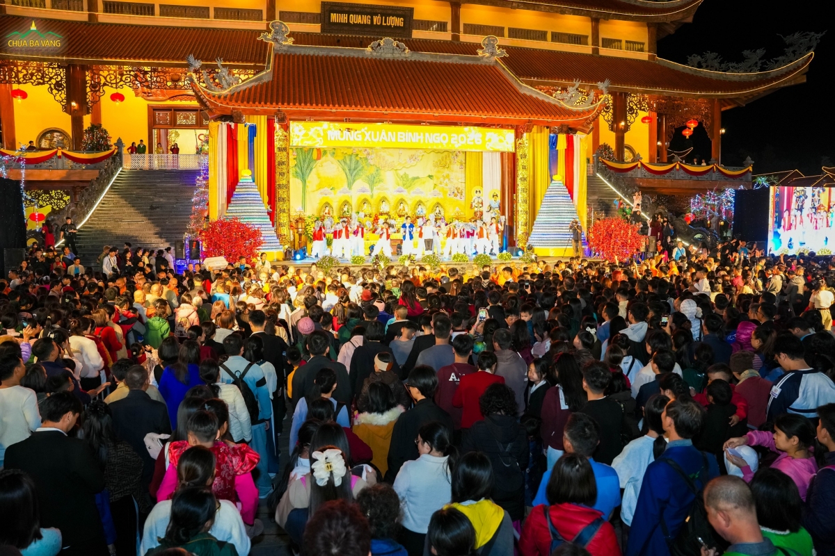 Tens of thousands attend Ba Vang Pagoda Spring Festival 2026